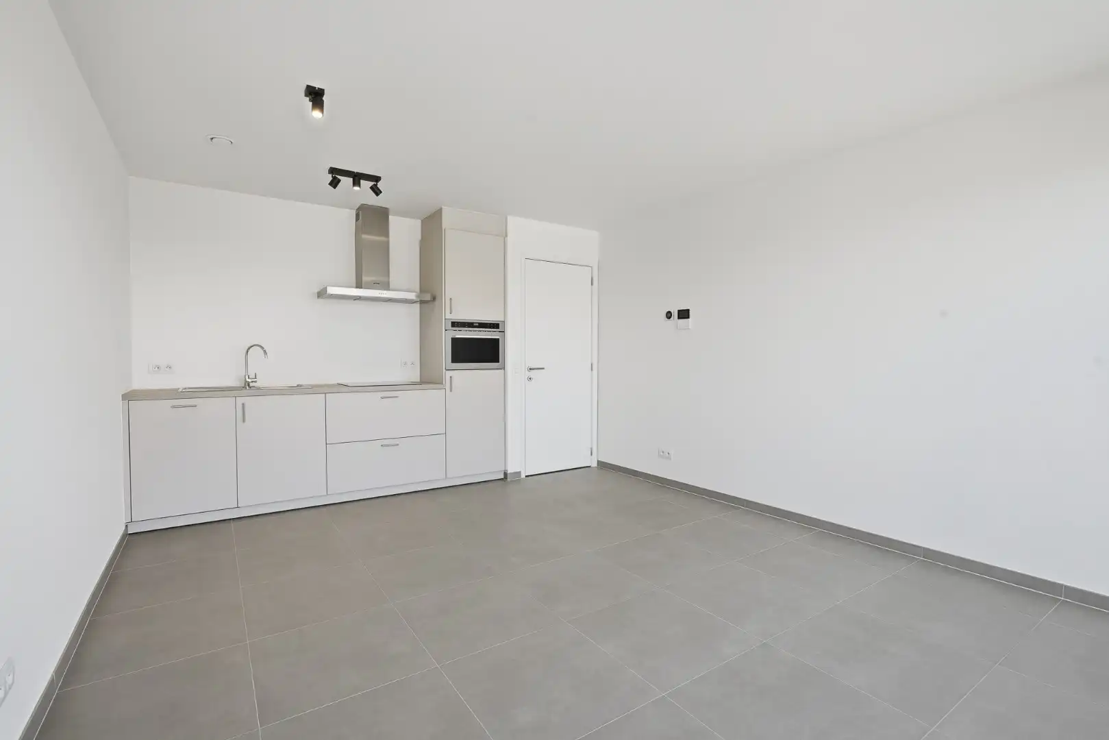 Nieuwbouwappartement met 1 slaapkamer en bovengrondse staanplaats te huur in Oudenburg! foto 2