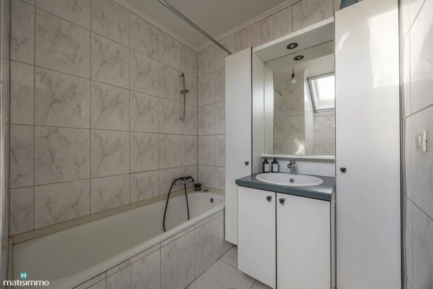 INSTAPKLAAR DUPLEXAPPARTEMENT MET GARAGEBOX EN KELDERBERGING NABIJ CENTRUM BILZEN foto 9