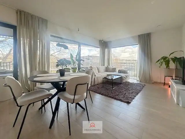 Modern appartement met staanplaats in groene parktuin foto 16