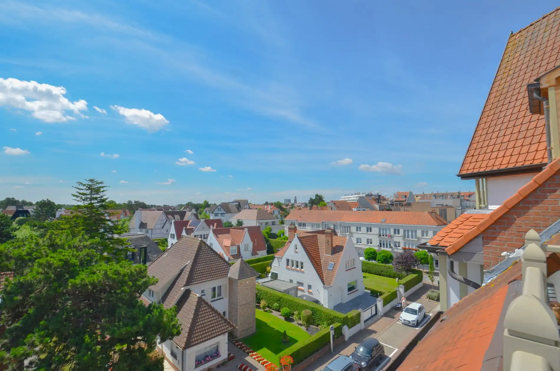Stijlvol duplexappartement met zonnige terrassen en open zicht op de villa’s van het Zoute. foto {{pictureIndex}}