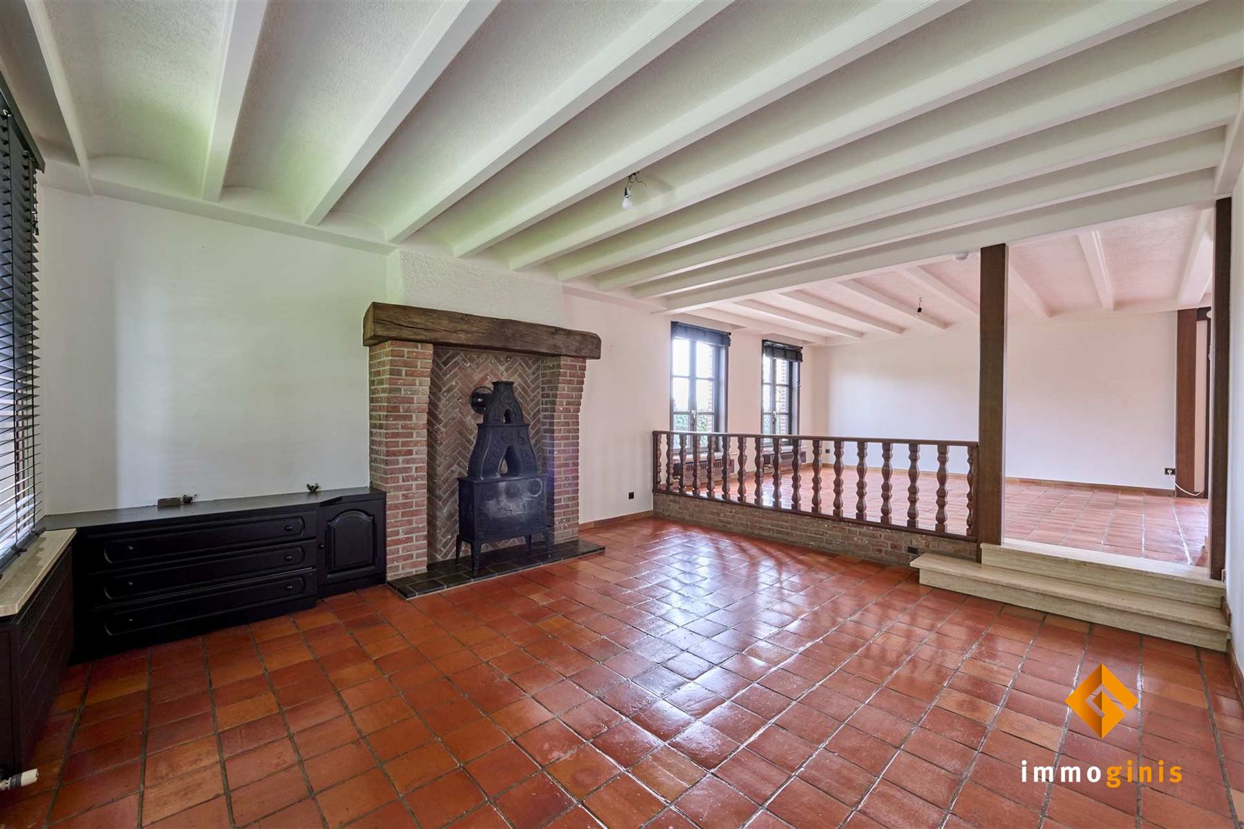 Zéér ruime woning met dubbele inpandige garage op mooi perceel van 7a33ca. foto 3