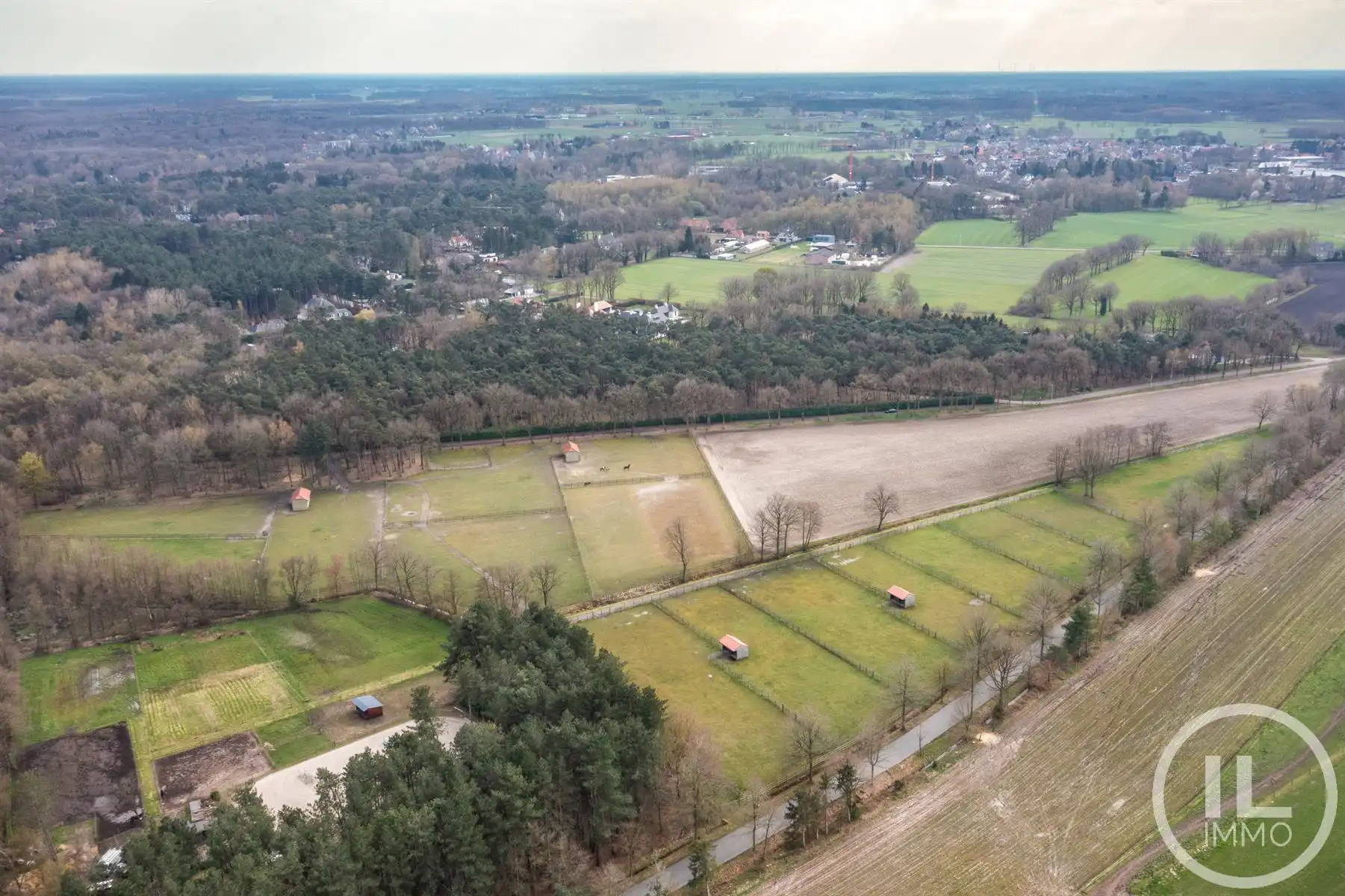 Schitterend domein van 7,7 ha met prachtige villa, zwembad, guesthouse, ruime schuur en uitgebreide paardenfaciliteiten. foto 51