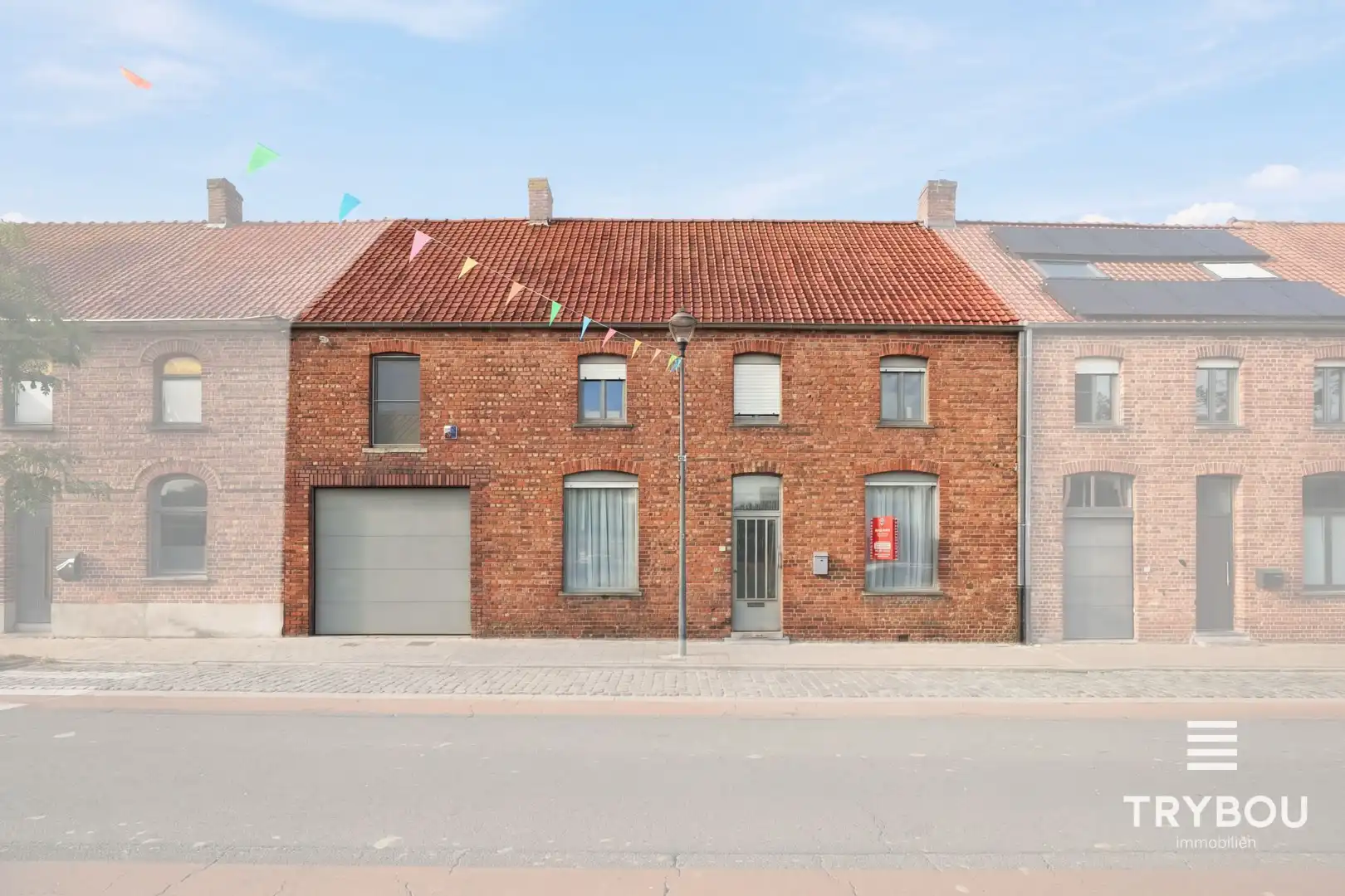 Ruime gezinswoning met 4 slaapkamers, garage en aangename tuin in Merkem! foto {{pictureIndex}}