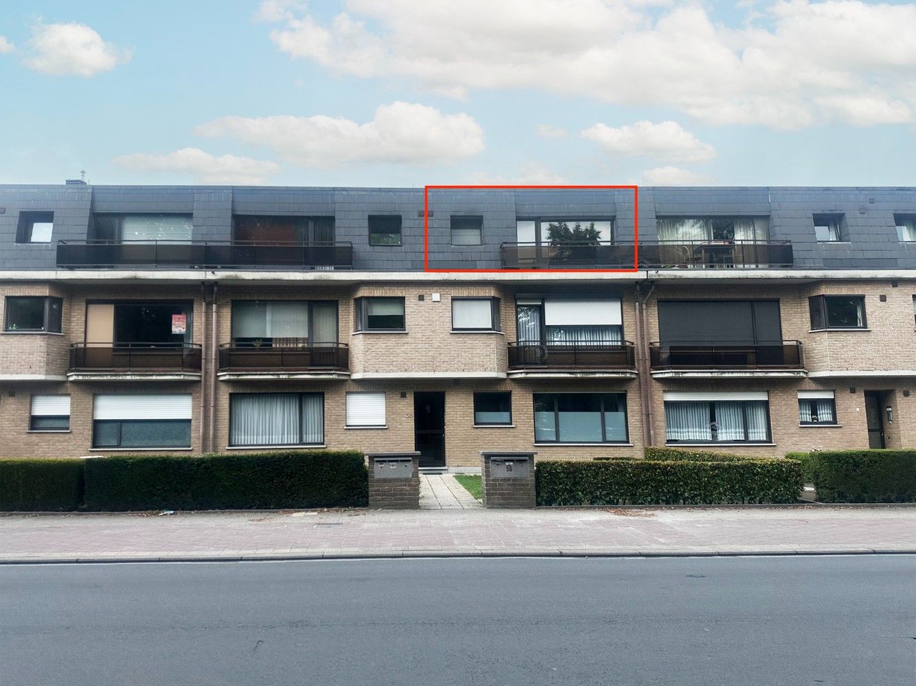 Gunstig centraal gelegen 2-slaapkamerappartement met garagebox foto {{pictureIndex}}