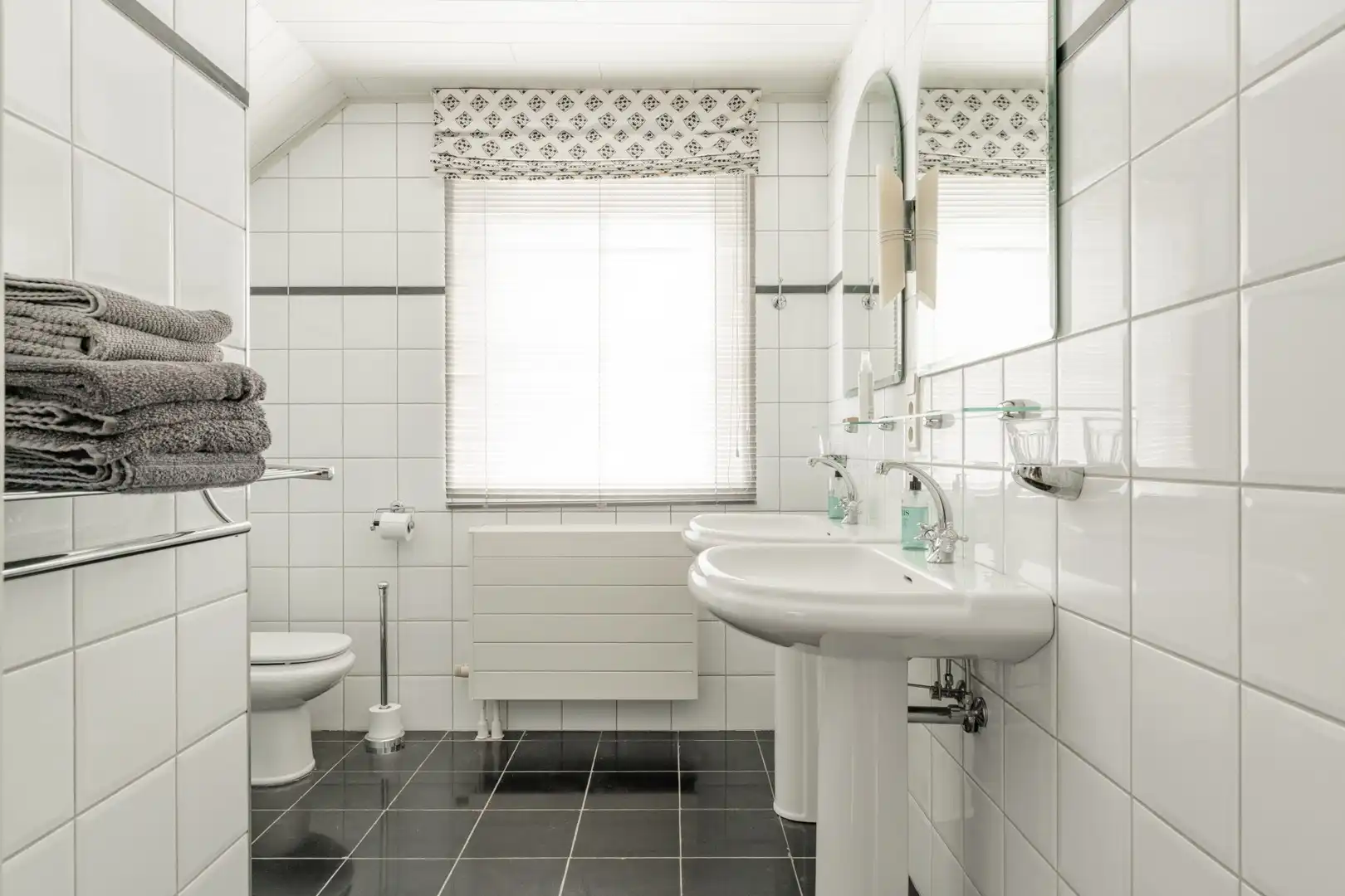 Charmante & sfeervolle, instapklare, energiecorrecte (EPC B) villa-landhuis met 5 slaapkamers, 3 badkamers, bureau én dubbele garage. foto 42