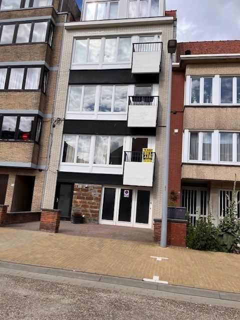 Gerenoveerd tweeslaapkamerappartement van maar liefst 90 m2 met zonnig terras op eerste verdieping. foto {{pictureIndex}}