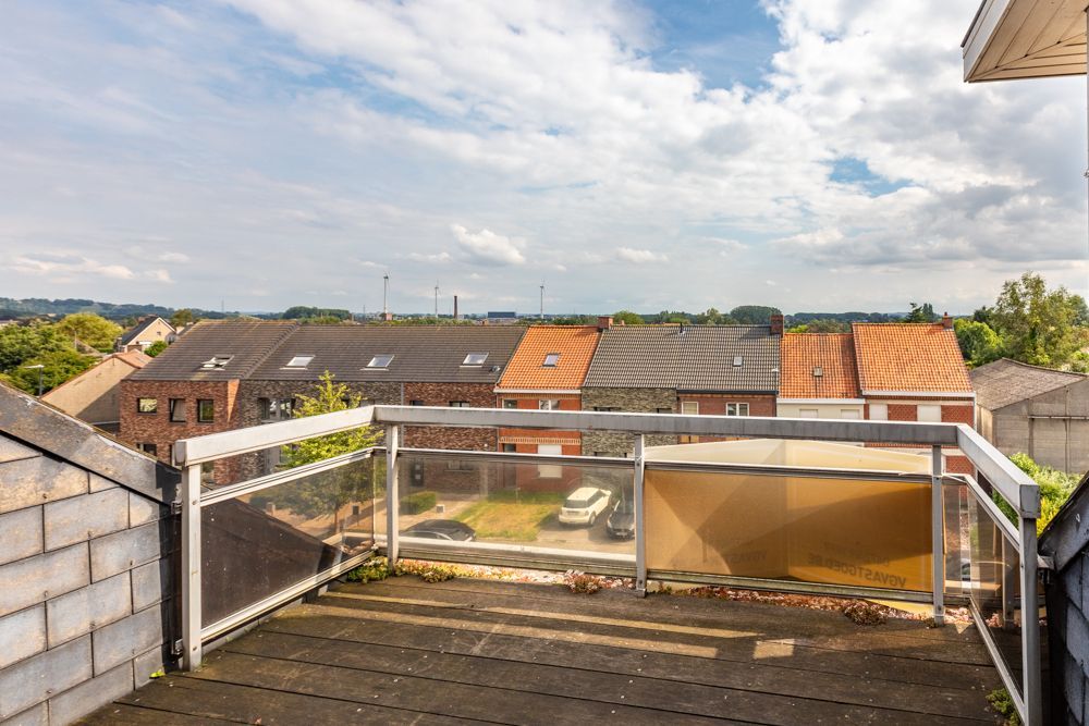 Vernieuwd 2 slaapkamer appartement met terras en garage foto 1