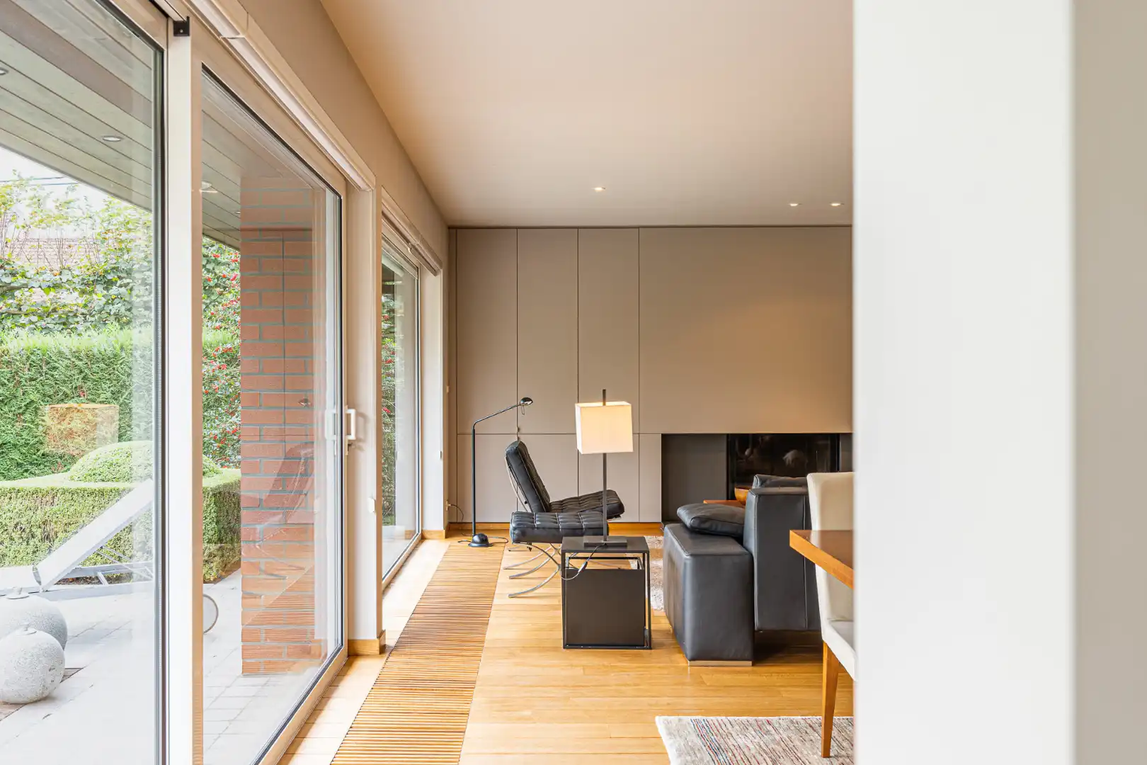 Ruime, instapklare villa met 4 slaapkamers, dubbele garage, burearuimte en aangelegde tuin op ideale ligging in Menen.  foto 3