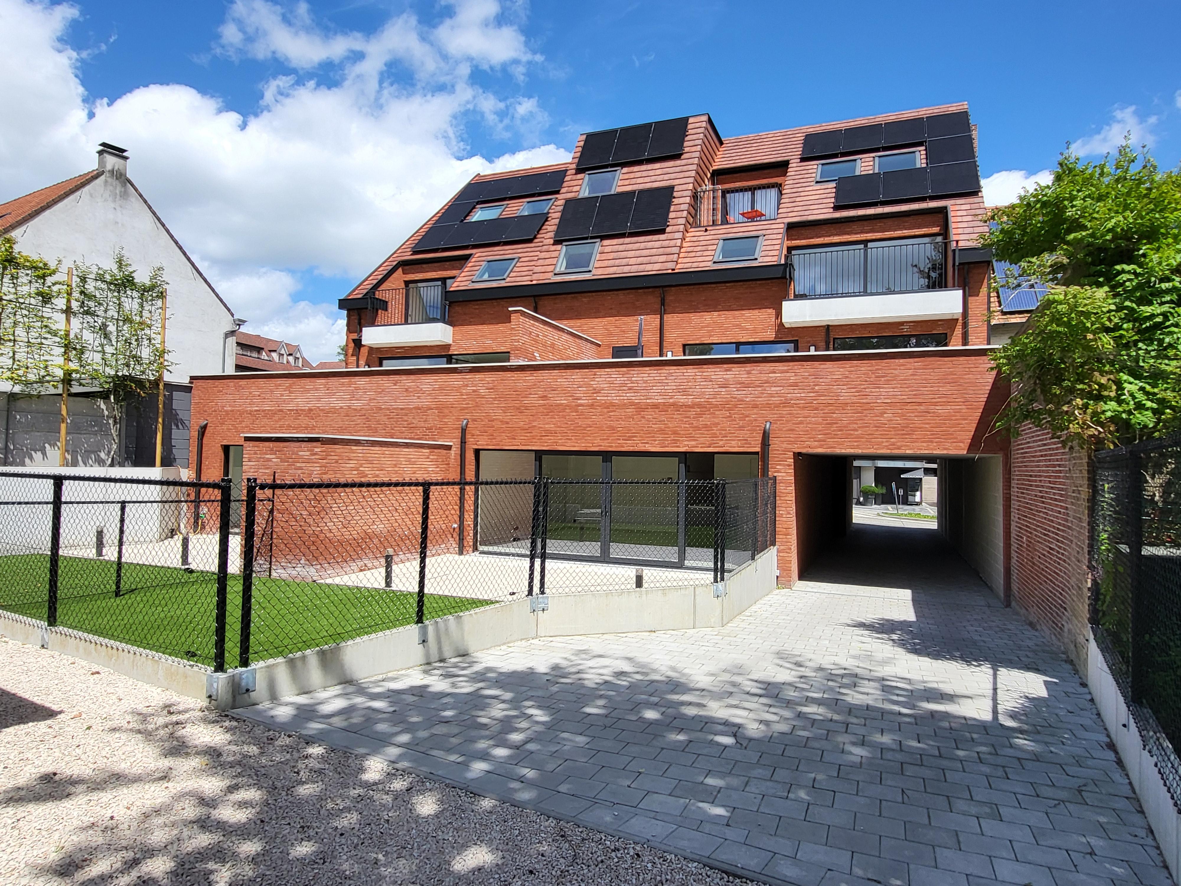 Prachtig nieuwbouwappartement gelegen op het gelijkvloers met ruim terras, tuin, carport en berging.  foto 2