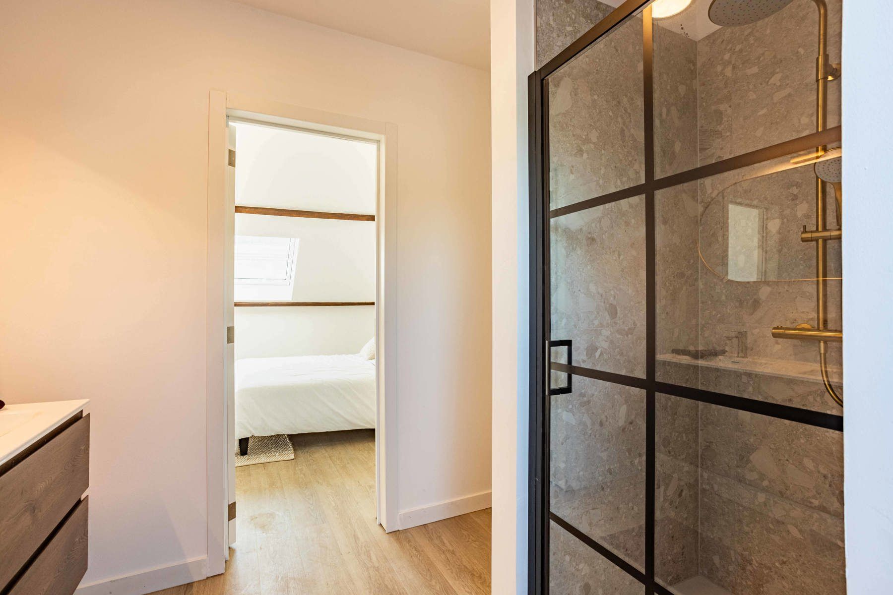 Gerenoveerde woning met 3 slaapkamers en 2 badkamers foto 20
