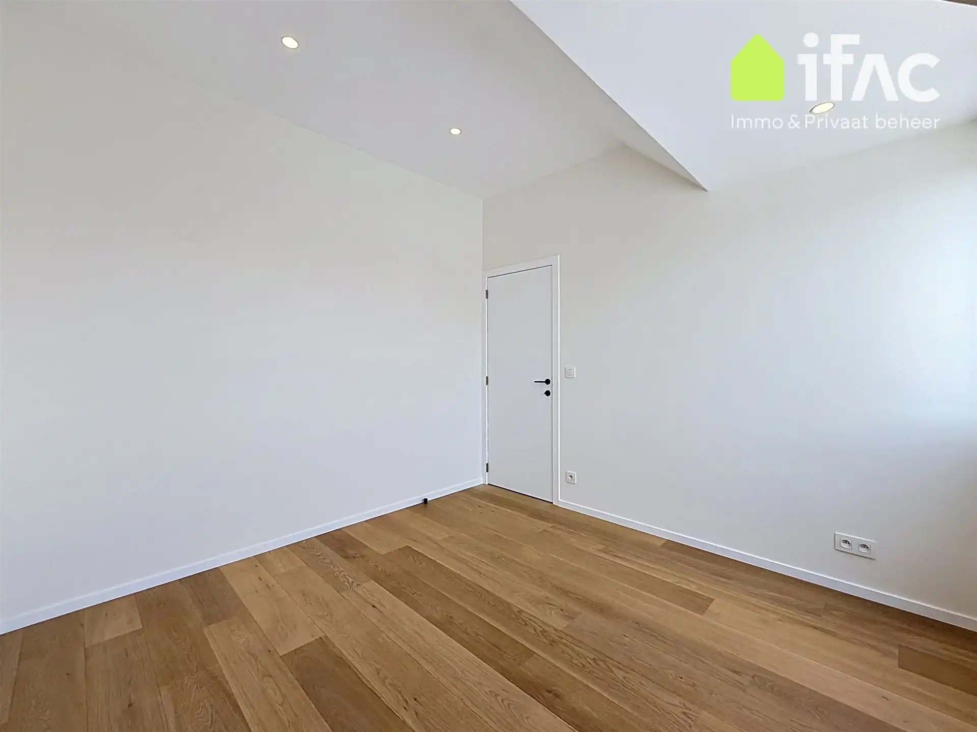 Lichtrijke gerenoveerde rijwoning met zonnig terras foto 15