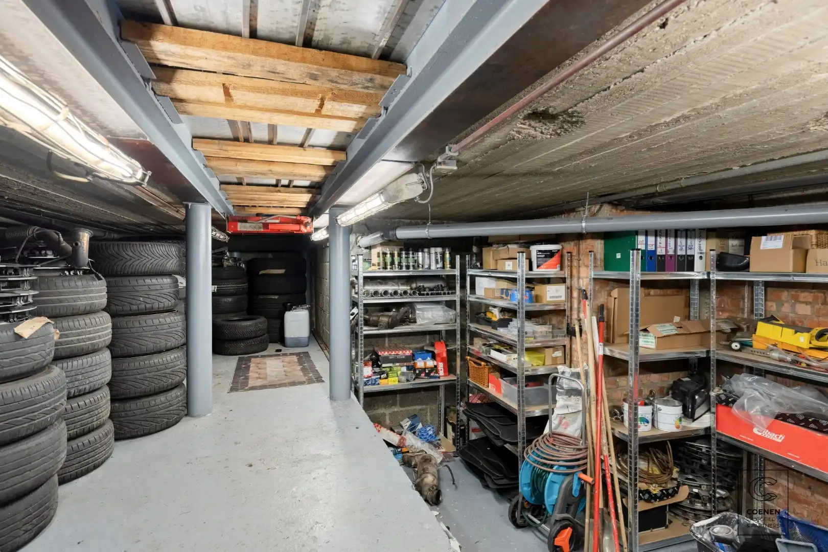 Commercieel pand/autogarage op een uitstekende locatie te Deurne! foto 9