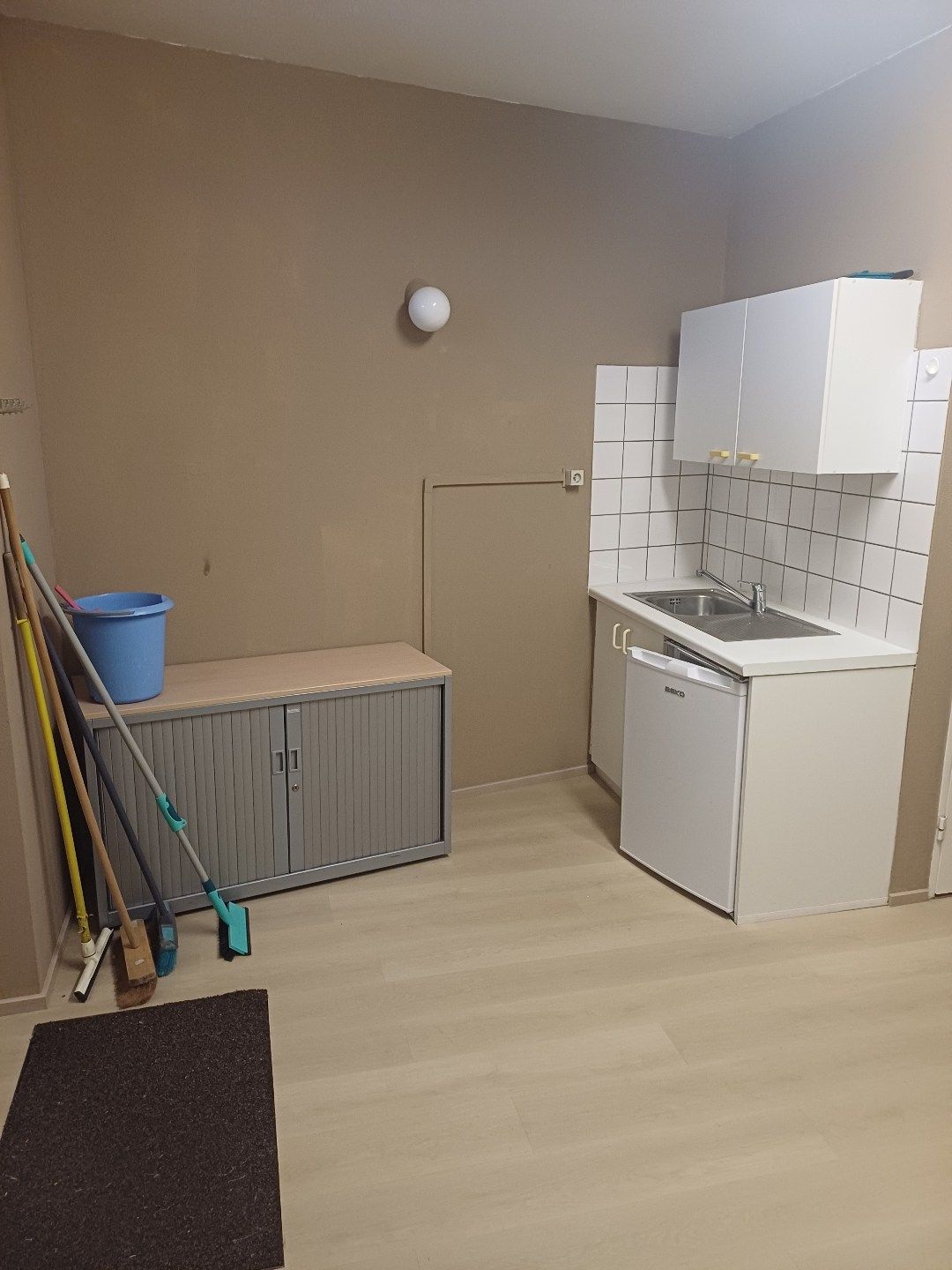 Instapklare handelsruimte midden in Neer(Pelt) centrum  foto 11