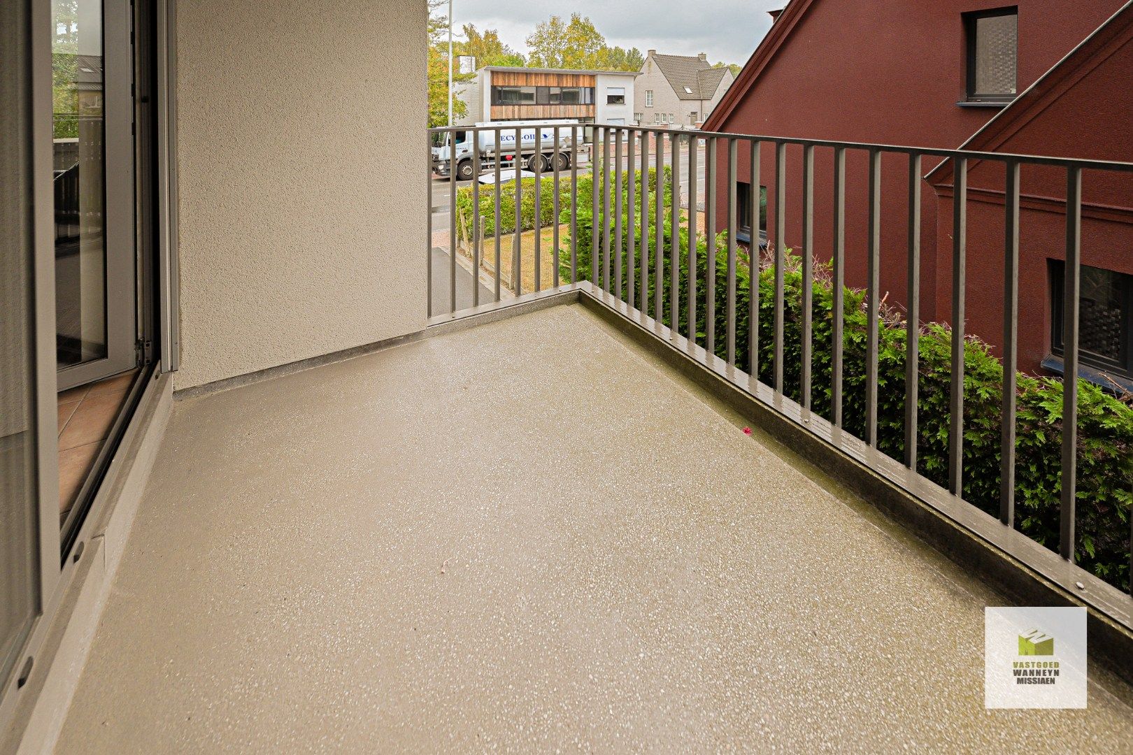 Lichtrijk 2-slpk met terras op wandelafstand van station foto 2