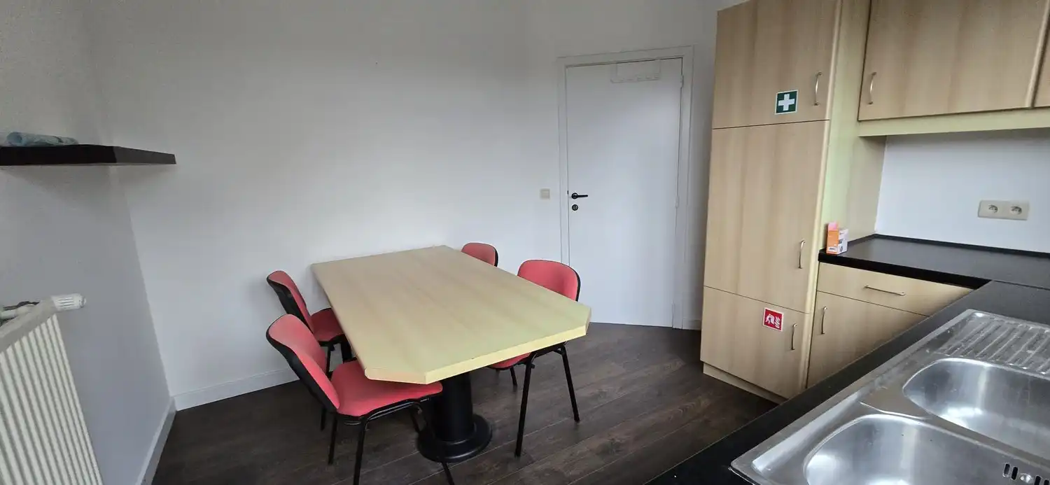 Multifunctioneel gebouw met parking, onmiddellijk beschikbaar! foto 7