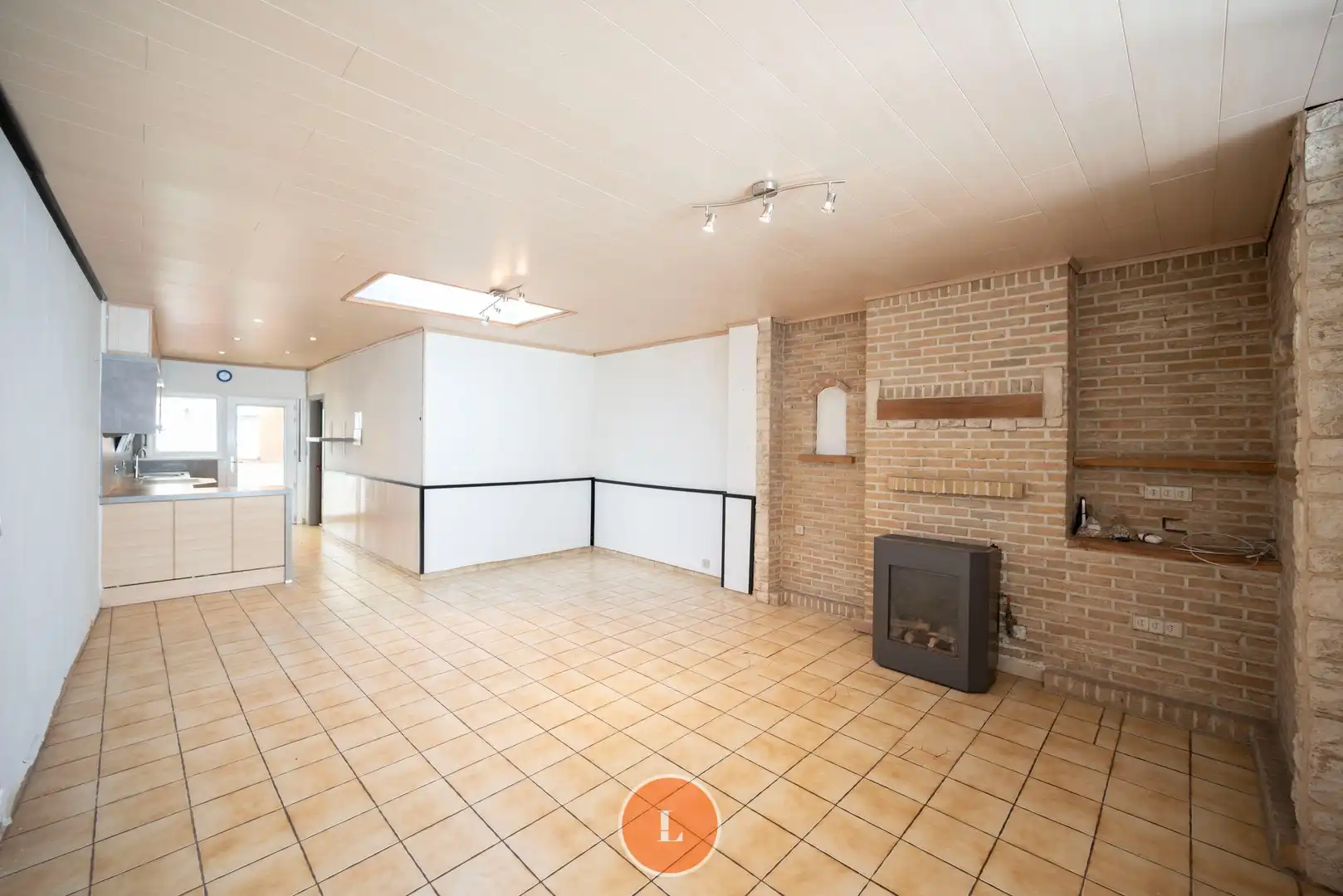 Te renoveren woning met 3 slaapkamers en garage in Menen. foto {{pictureIndex}}