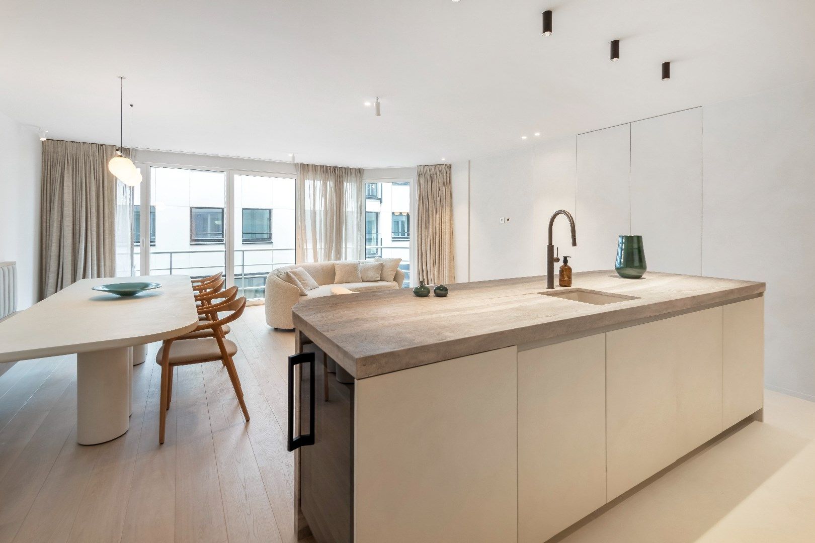 Appartement met zijdelings zeezicht gelegen tussen het Driehoeksplein en het Albertplein in het Zoute. foto 4