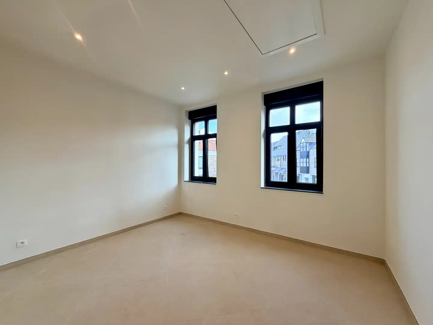 Volledig gerenoveerd 2-slaapkamerappartement met zolder in het hart van Tielt! foto 10