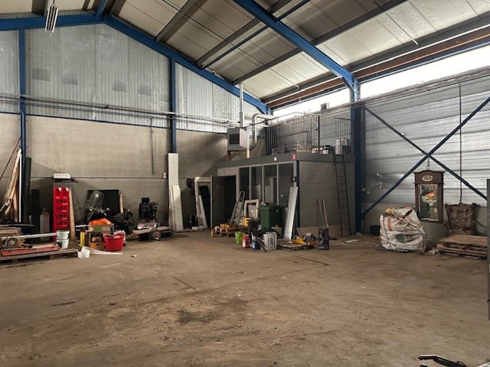 Werkplaats (325m²) met opslag (75 m²) vlakbij Nederl. grens. foto 2