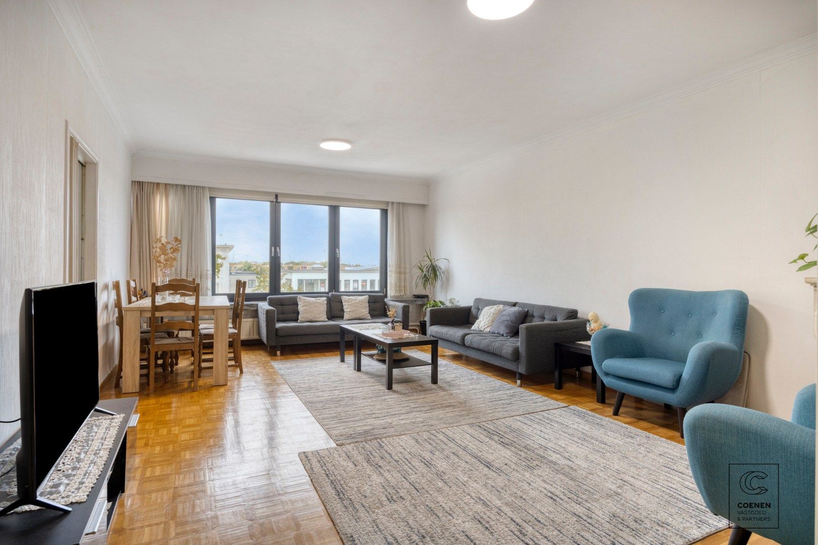 Ruim appartement van 104 m² met drie slaapkamers op centrale ligging te Merksem! foto 3
