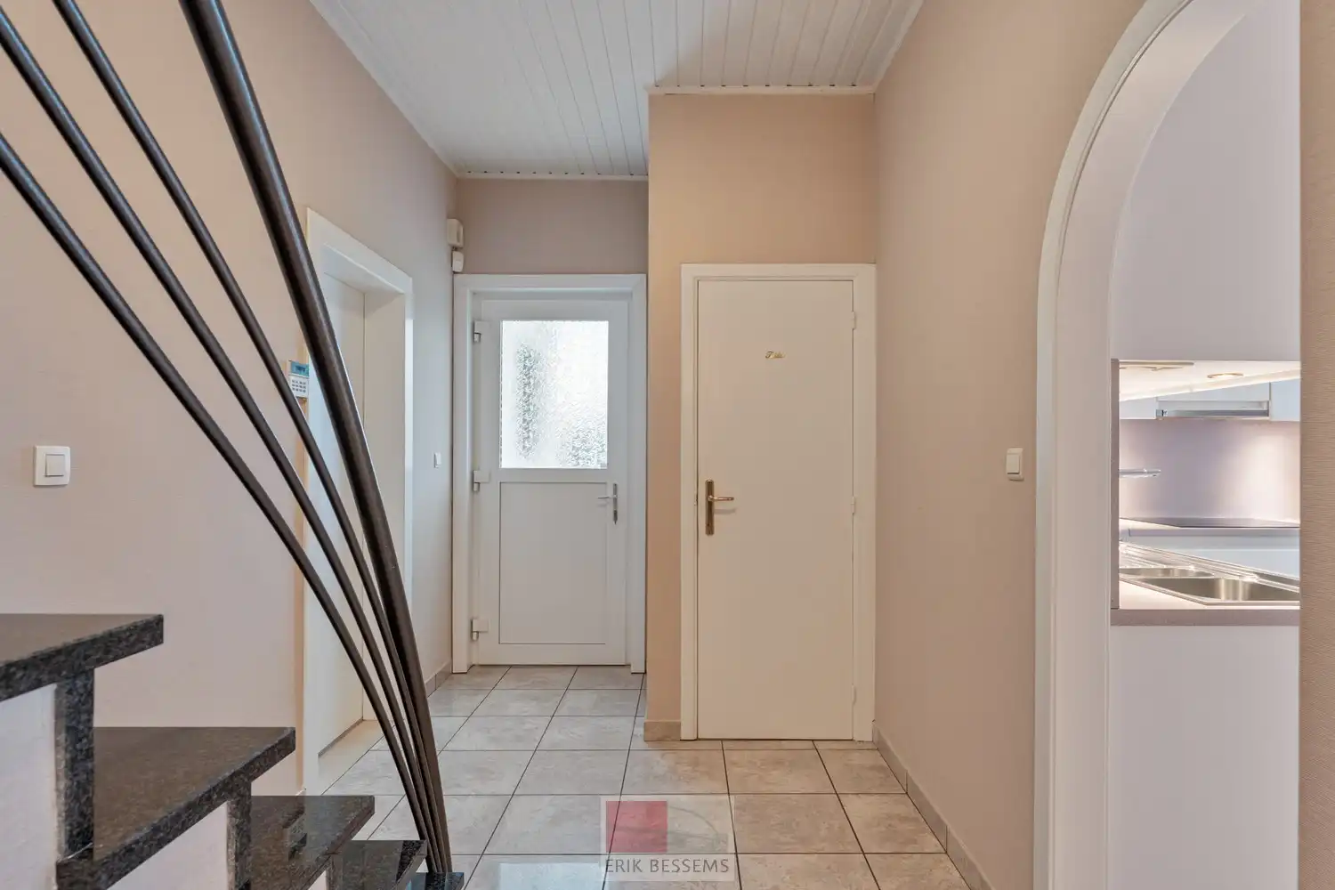Charmante, op te frissen woning met 4 slaapkamers en inpandige garage. foto 7