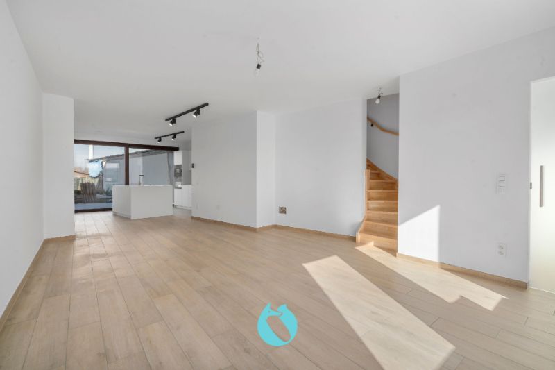 Ontdek dit prachtige duplex-nieuwbouwappartement, met drie slaapkamers en twee badkamers foto 2