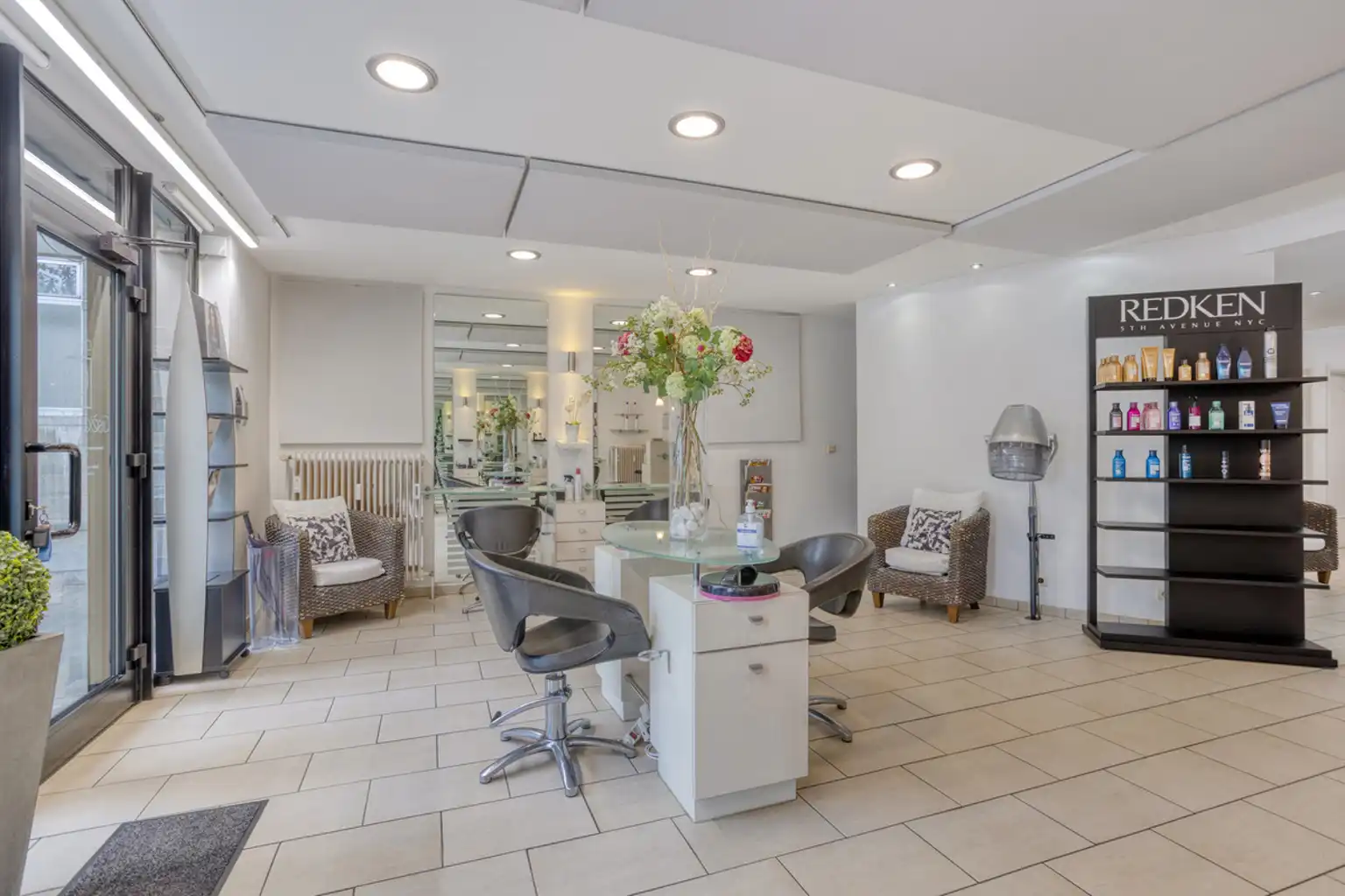 Goed gelegen commercieel pand met kelders foto 5