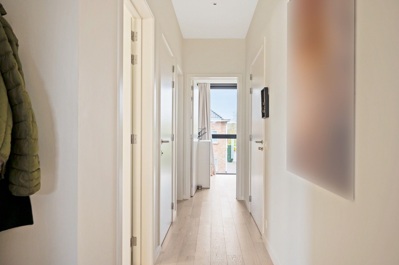 Instapklaar app. op 1ste verd. met 2 slpk., terras en autostaanplaats foto 3