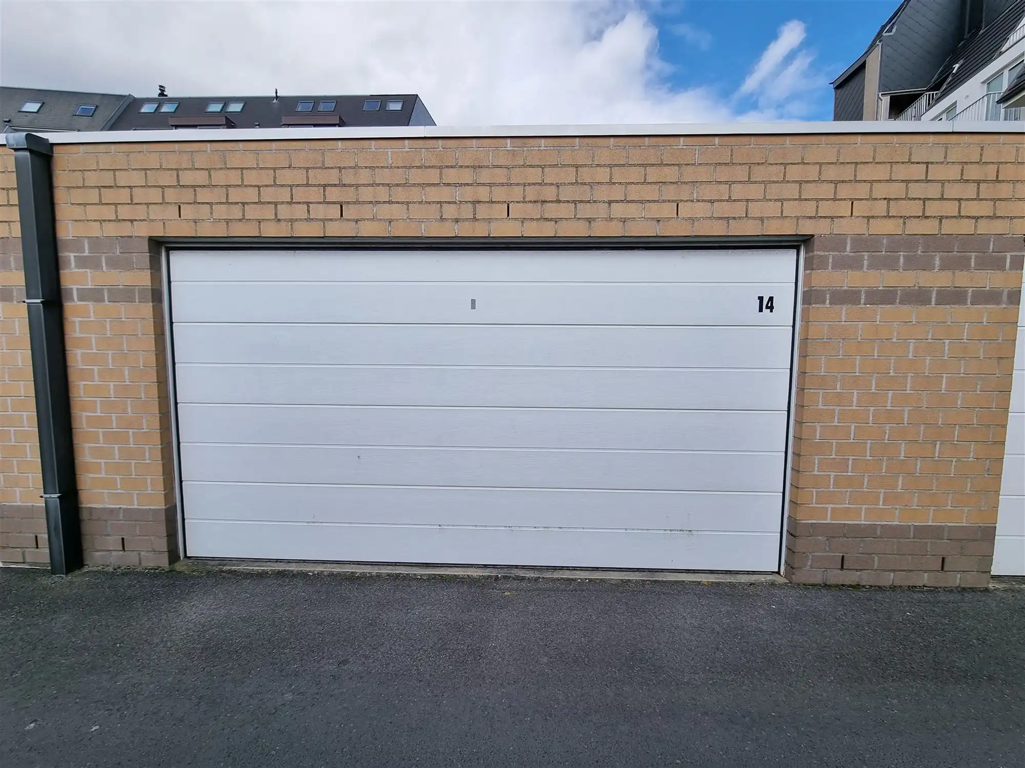 Gelijkvloerse garagebox in "autopark populierenhof"! foto {{pictureIndex}}