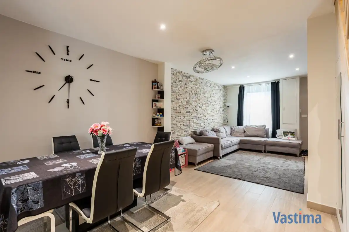 Instapklare, energiezuinige familiewoning met 4 slaapkamers, tuin en garage foto {{pictureIndex}}