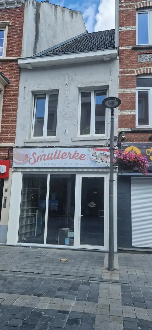 In centrum gelegen HANDELSPAND op 98 ca.  Heden uitgebaat als broodjeszaak. Dit pand heeft heel wat mogelijkheden en is geschikt voor verschillende doeleinden. Topligging! foto 2
