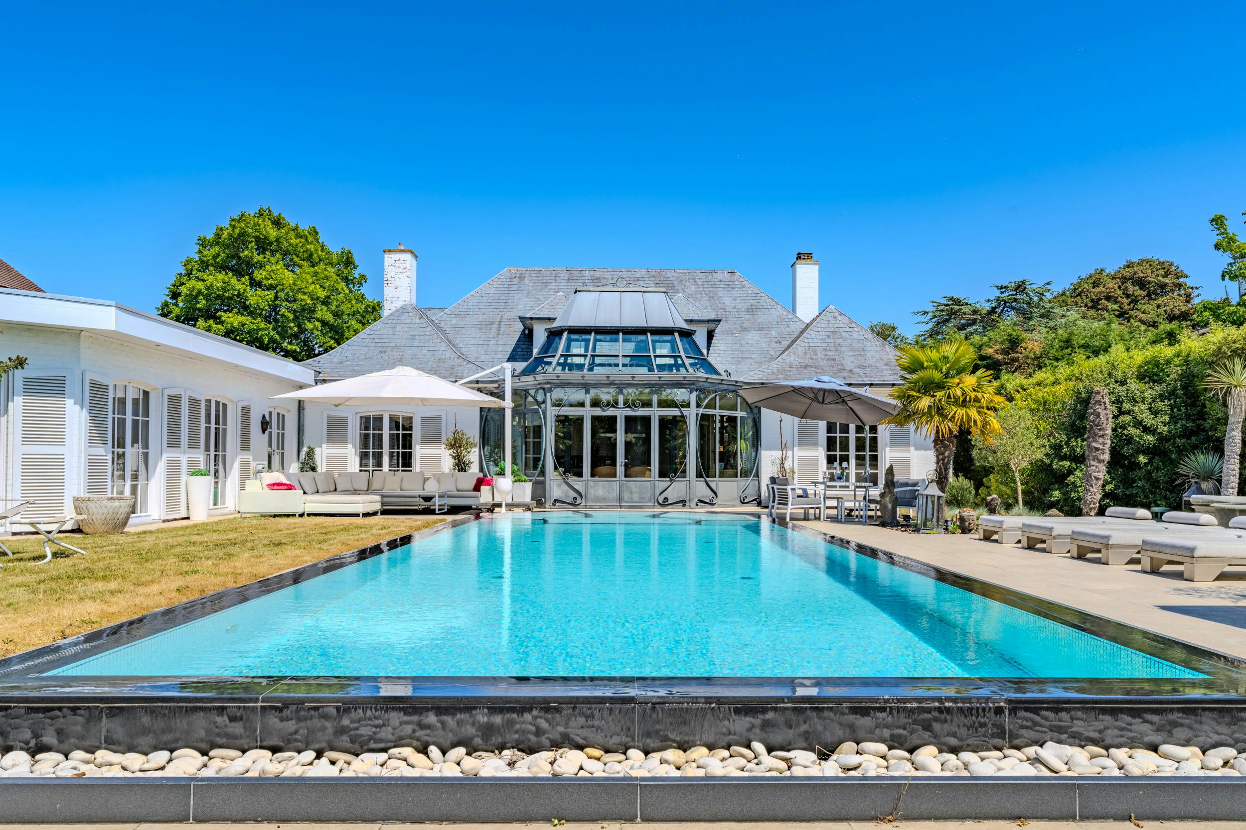 Magnifieke villa met zwembad langs de Spalaan te Oostende foto 2