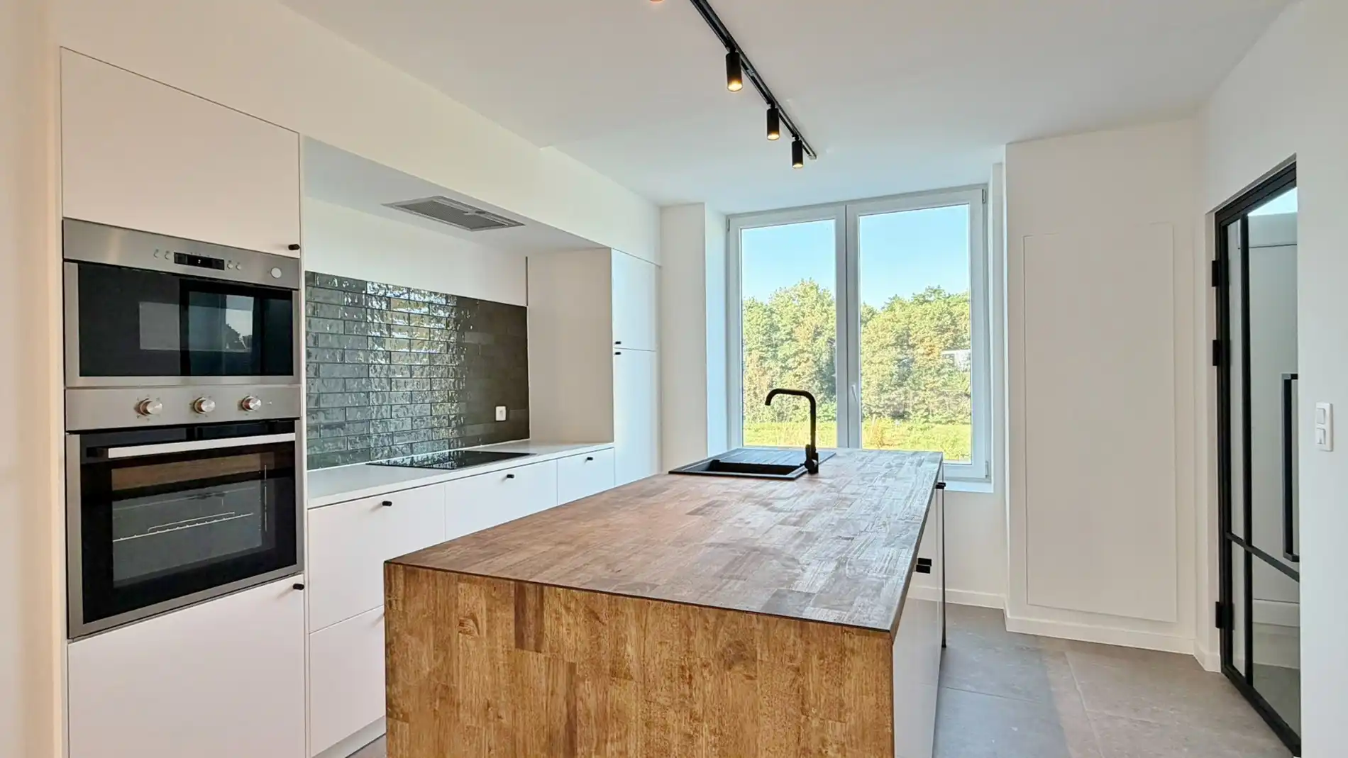 VOLLEDIG GERENOVEERDE, ENERGIEZUINIGE WONING MET ZONNIGE TUIN EN PRACHTIG OPEN ZICHT foto 5