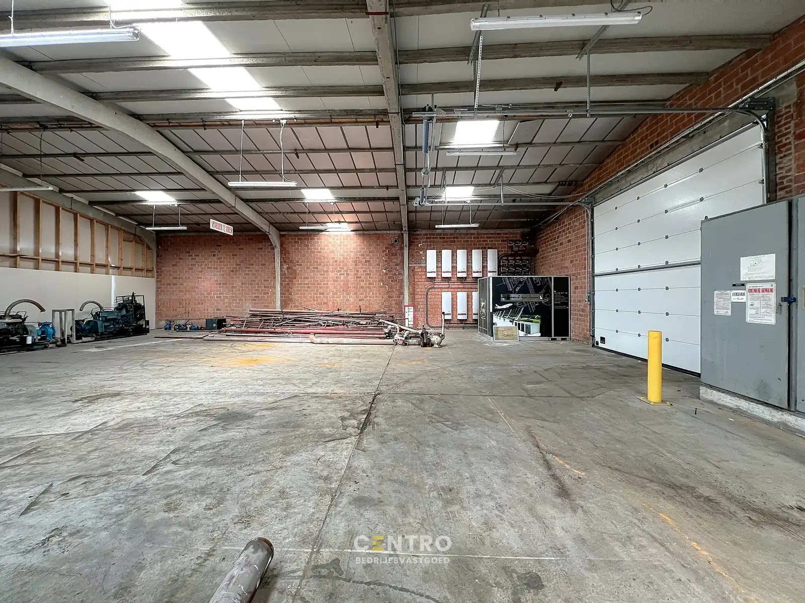 Baanwinkel voor bedrijf (productie, opslag, techniek, recreatie) met bijkomende verkoop naast Lecot, Basic-Fit, Hopsiepops, Eldi, Van Haaren,... vlak bij de RING aan de Poort tot Poperinge ! foto 3