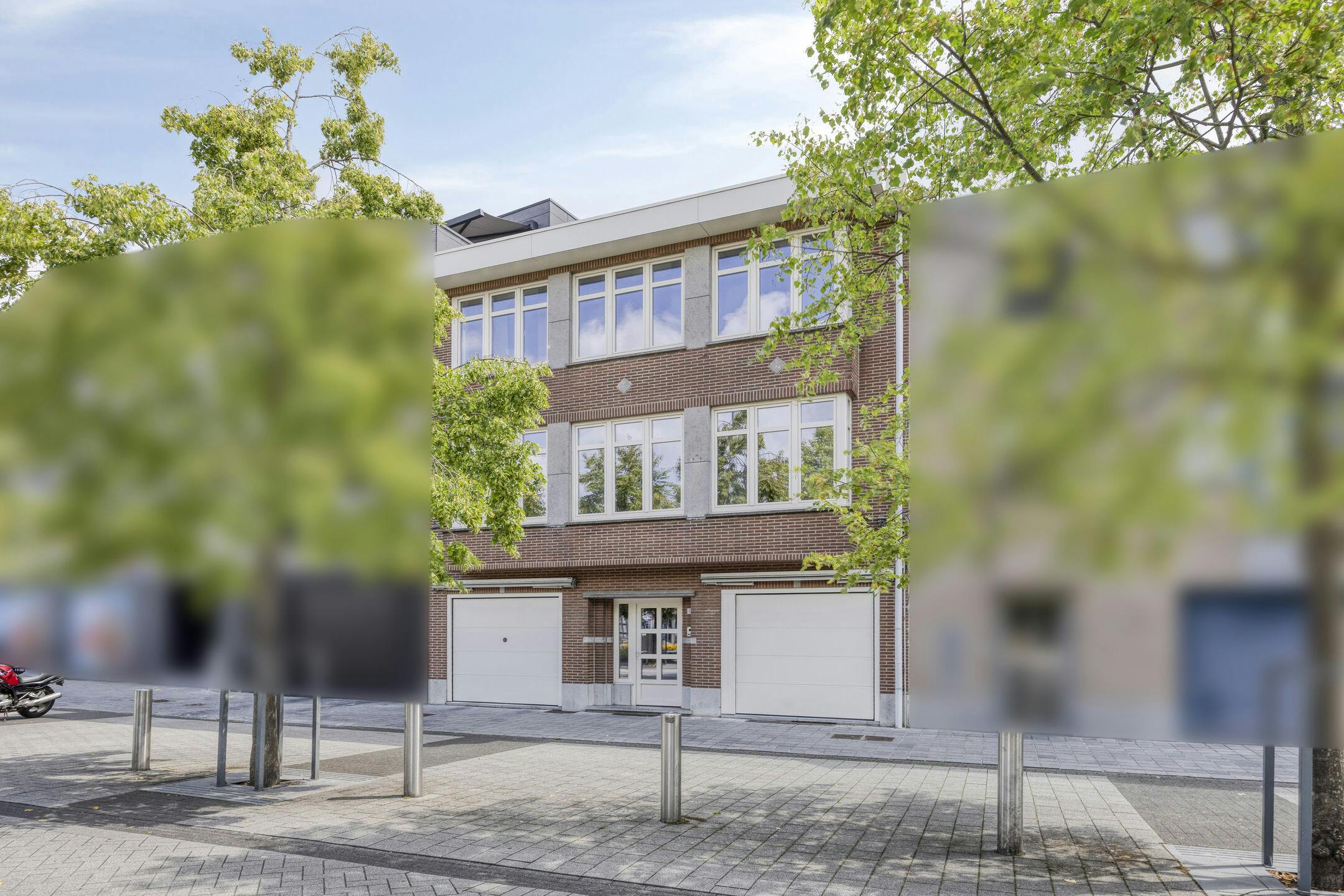 Lichtrijke en zeer elegante stadswoning te koop in Maaseik met 2 garages foto 18