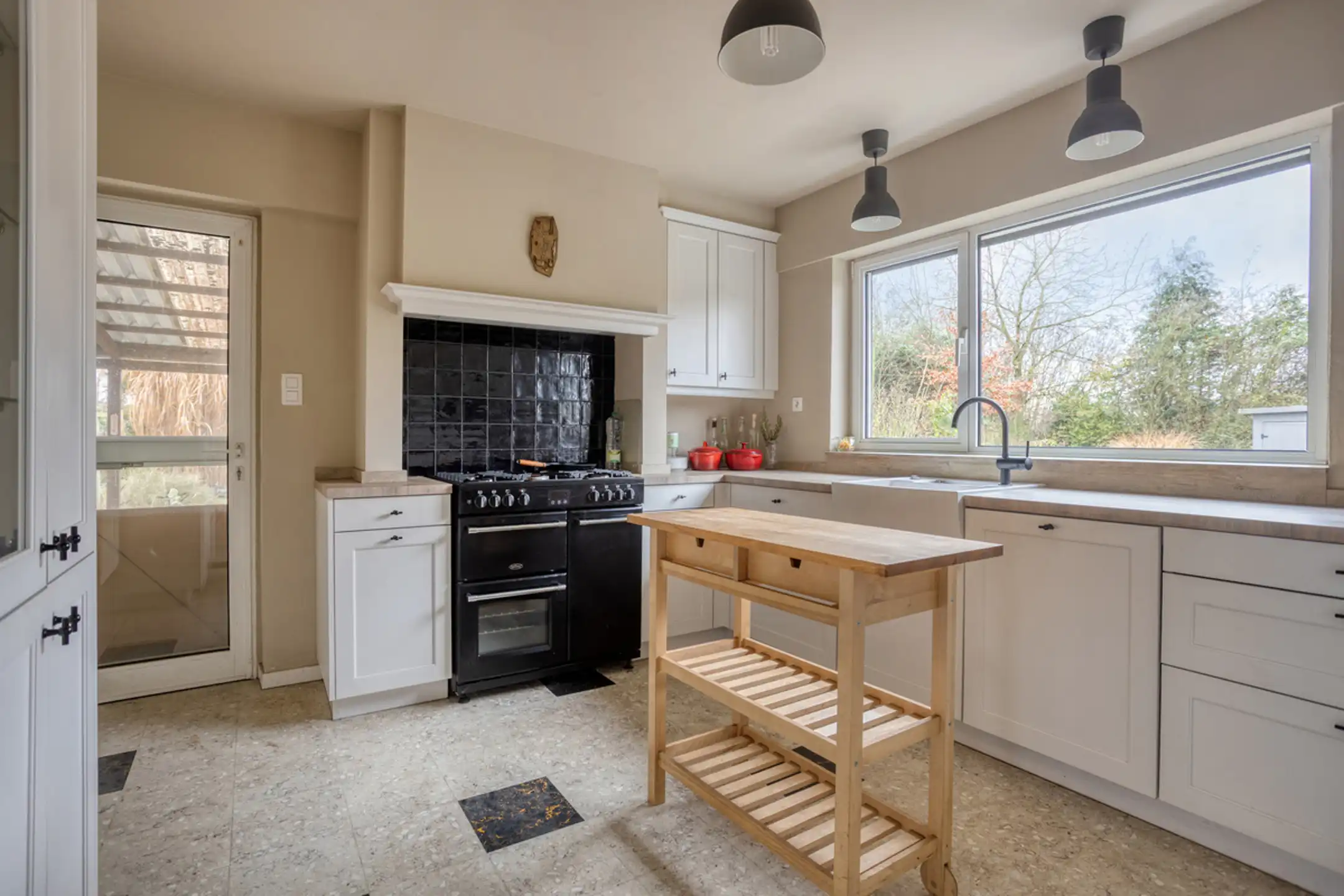 Uniek rustig gelegen woning met 3 slaapkamers en garage foto 2