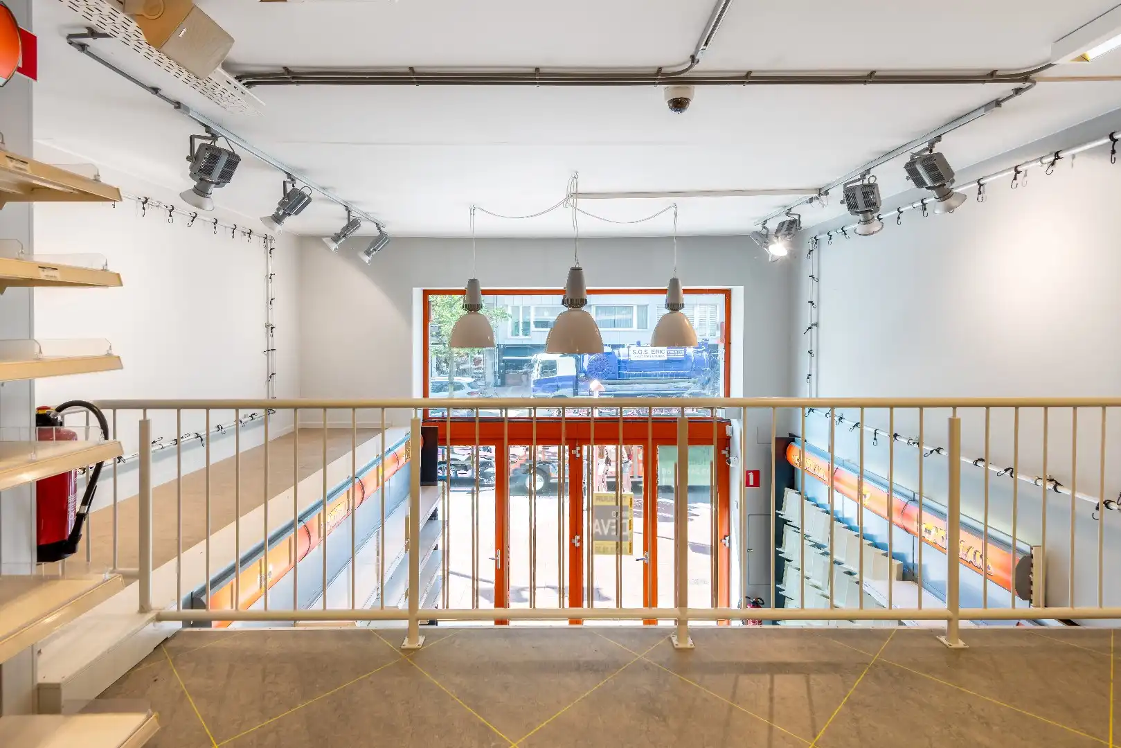 Uitstekend gelegen handelspand te huur op de Lippenslaan in Knokke, met een uitzonderlijke gevelbreedte van 12 meter. foto 7