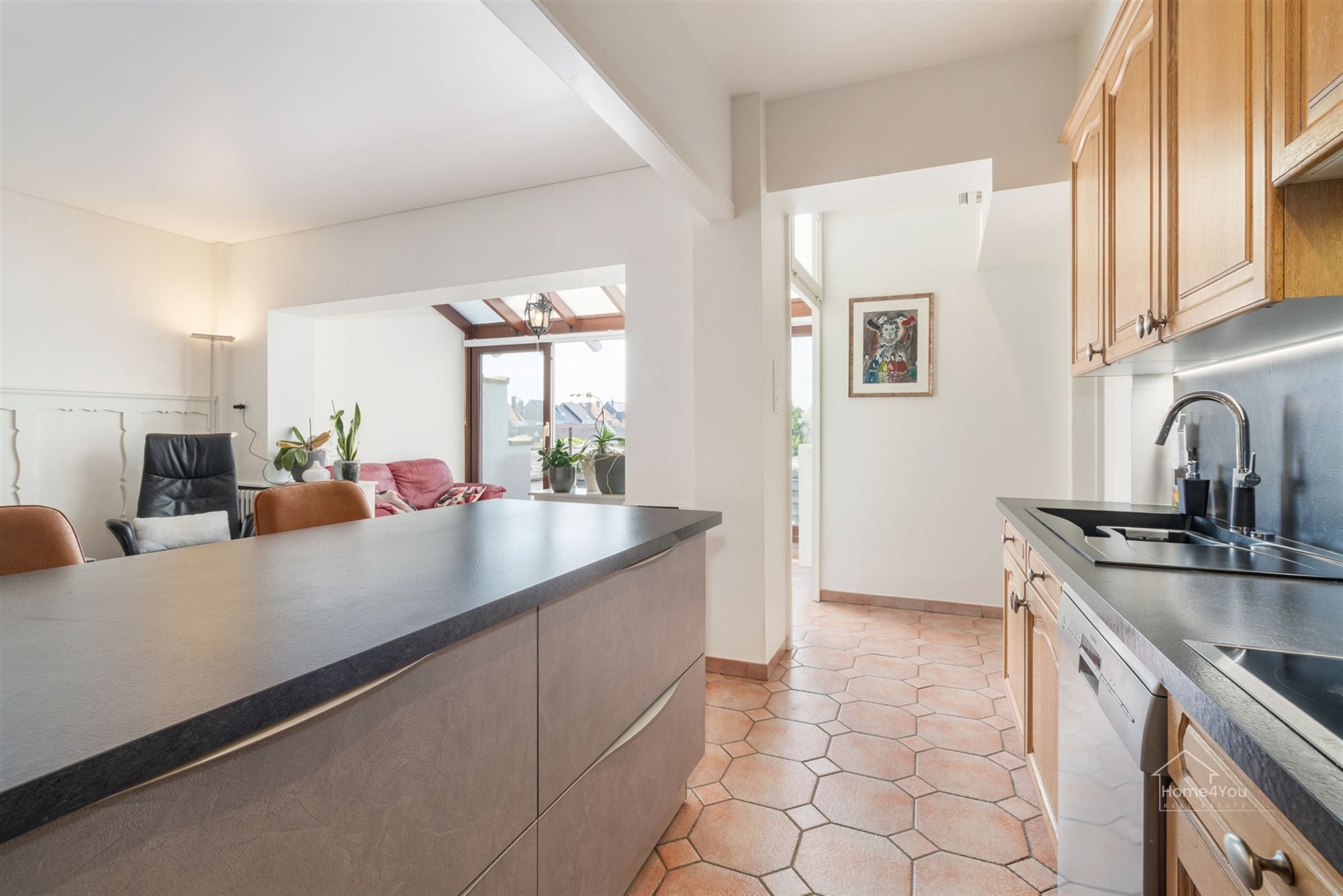 Ruim instapklaar appartement met groot Zuid-gericht terras! foto 13