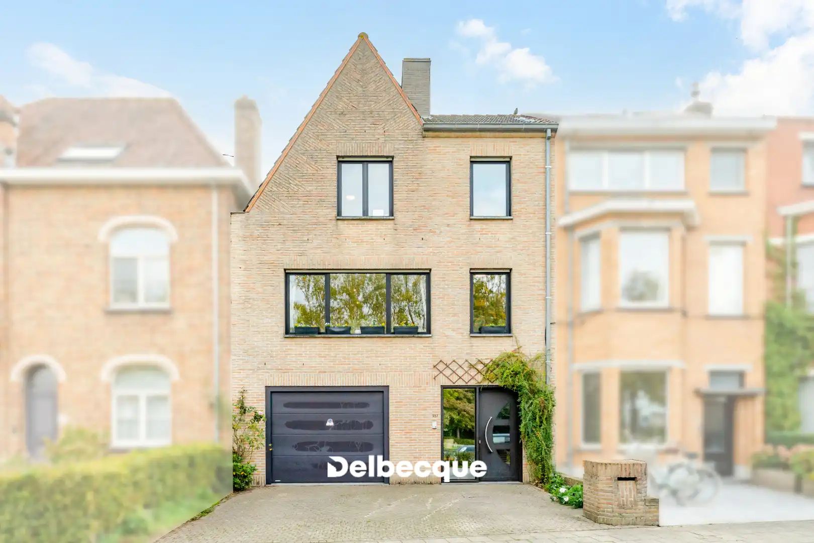Instapklare bel-étage woning met garage en riante tuin op toplocatie in Assebroek foto {{pictureIndex}}