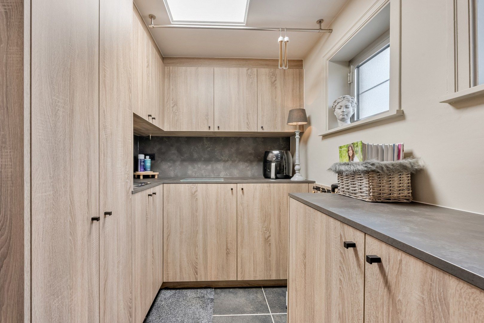 Luxueus vernieuwde 3-gevel woning op toplocatie. foto 24