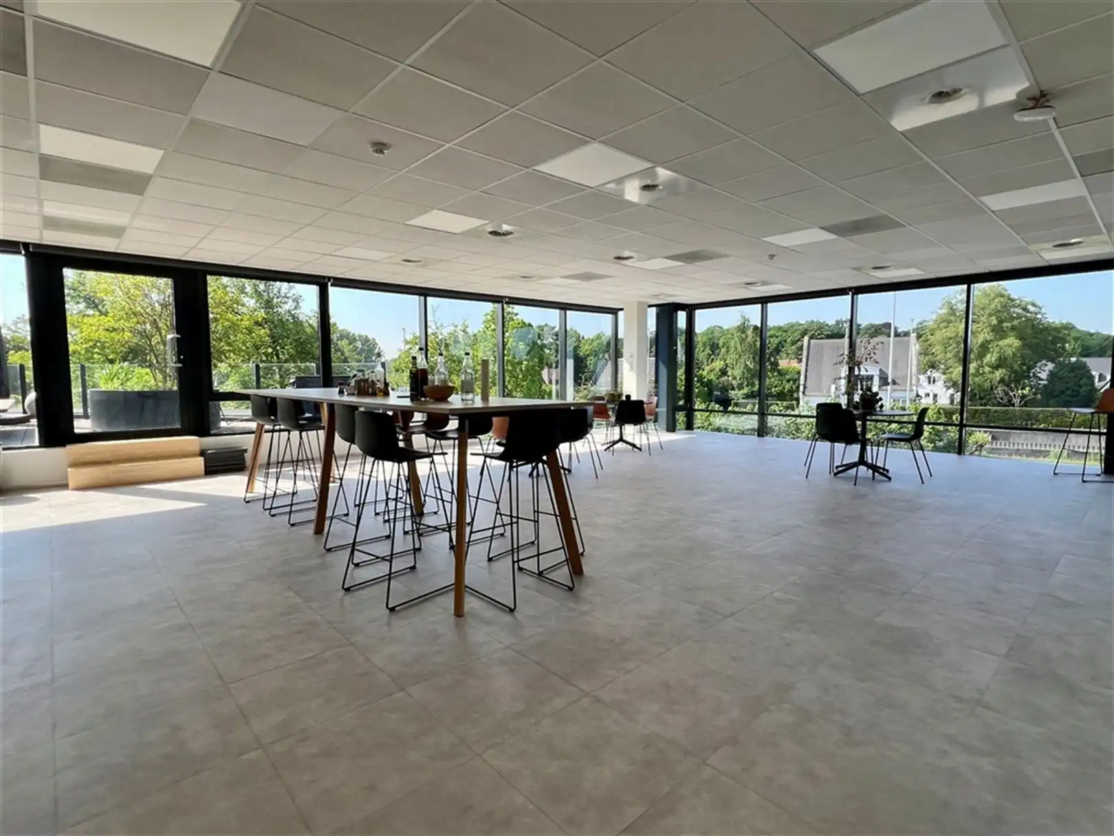 Tijdloze kantoren aan op-en afrit E40 te Sint-Denijs-Westrem foto 11