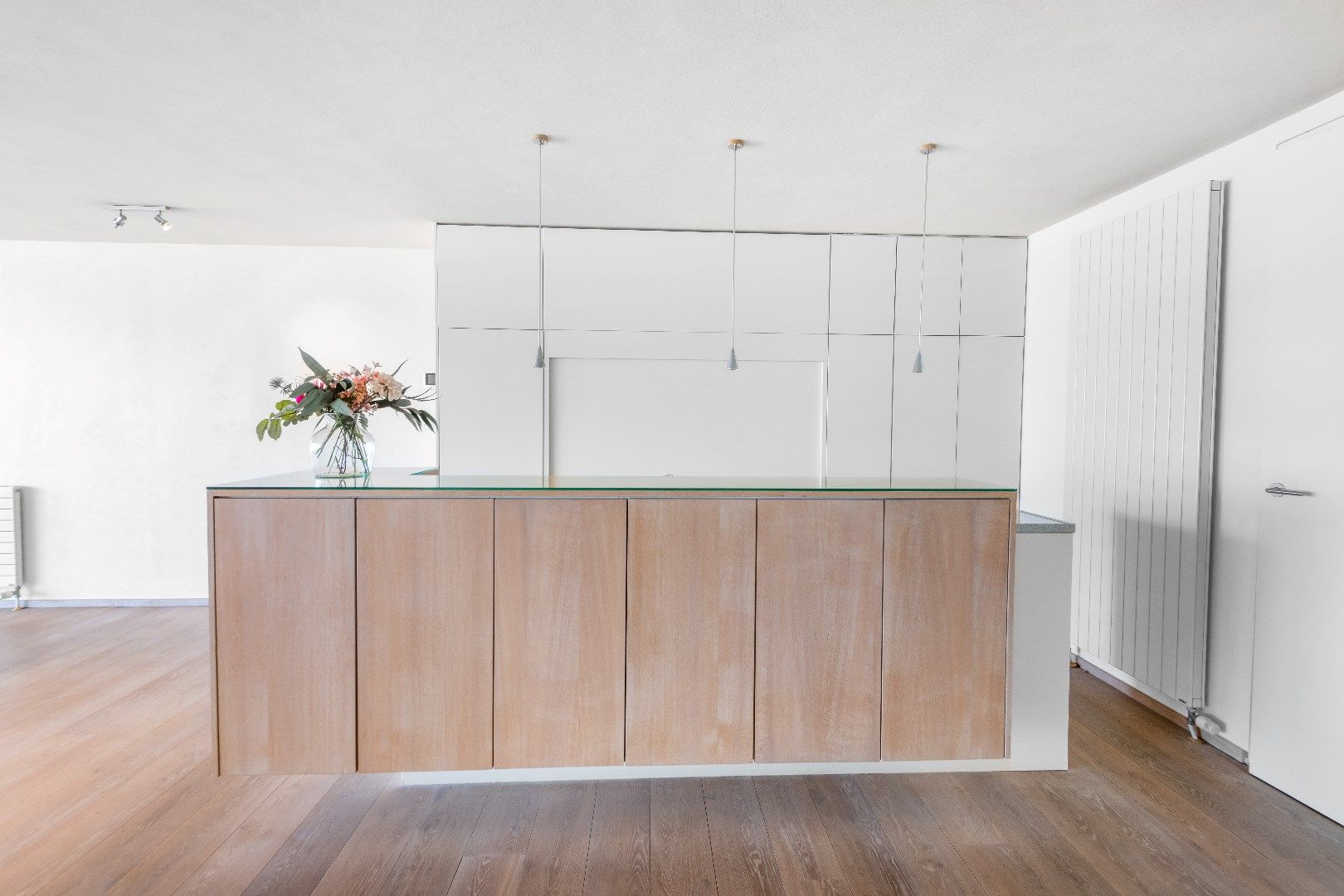 Zeer goed gelegen appartement met parking op de ZEEDIJK vlakbij het Van Bunnenplein. foto 6