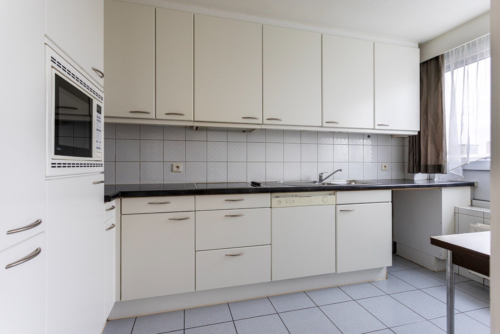 Te renoveren 2-slaapkamer appartement met terras! foto 3
