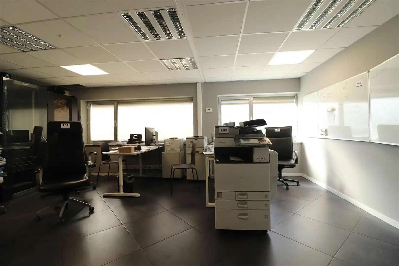 KMO-unit met kantoor en parking foto 5