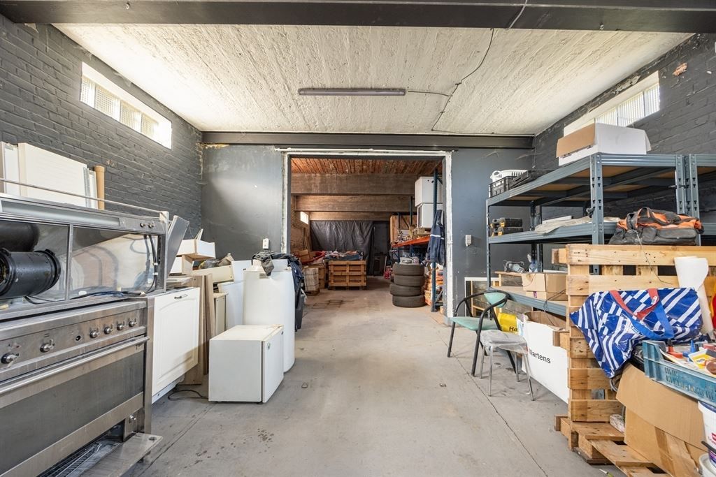 Magazijn pal in de stad met grote woonst foto 6