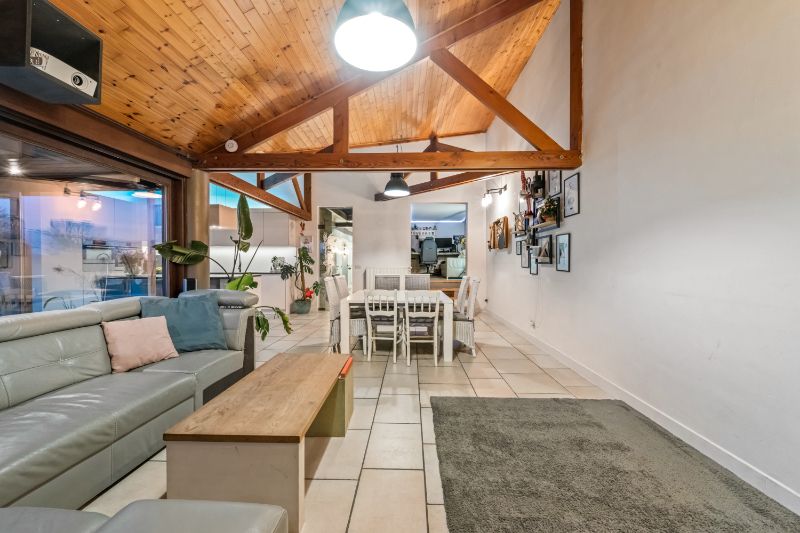 Staden-Roeselare. Landelijke charmante half open bebouwing op een perceel van 1018m2 met diepe tuin, 5 slaapkamers, garage en carport en loods van 40m2. foto 5