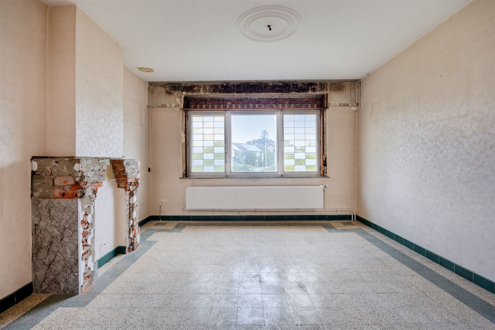 TE KOOP: Te renoveren woning met centrale ligging te Paal!  foto 3