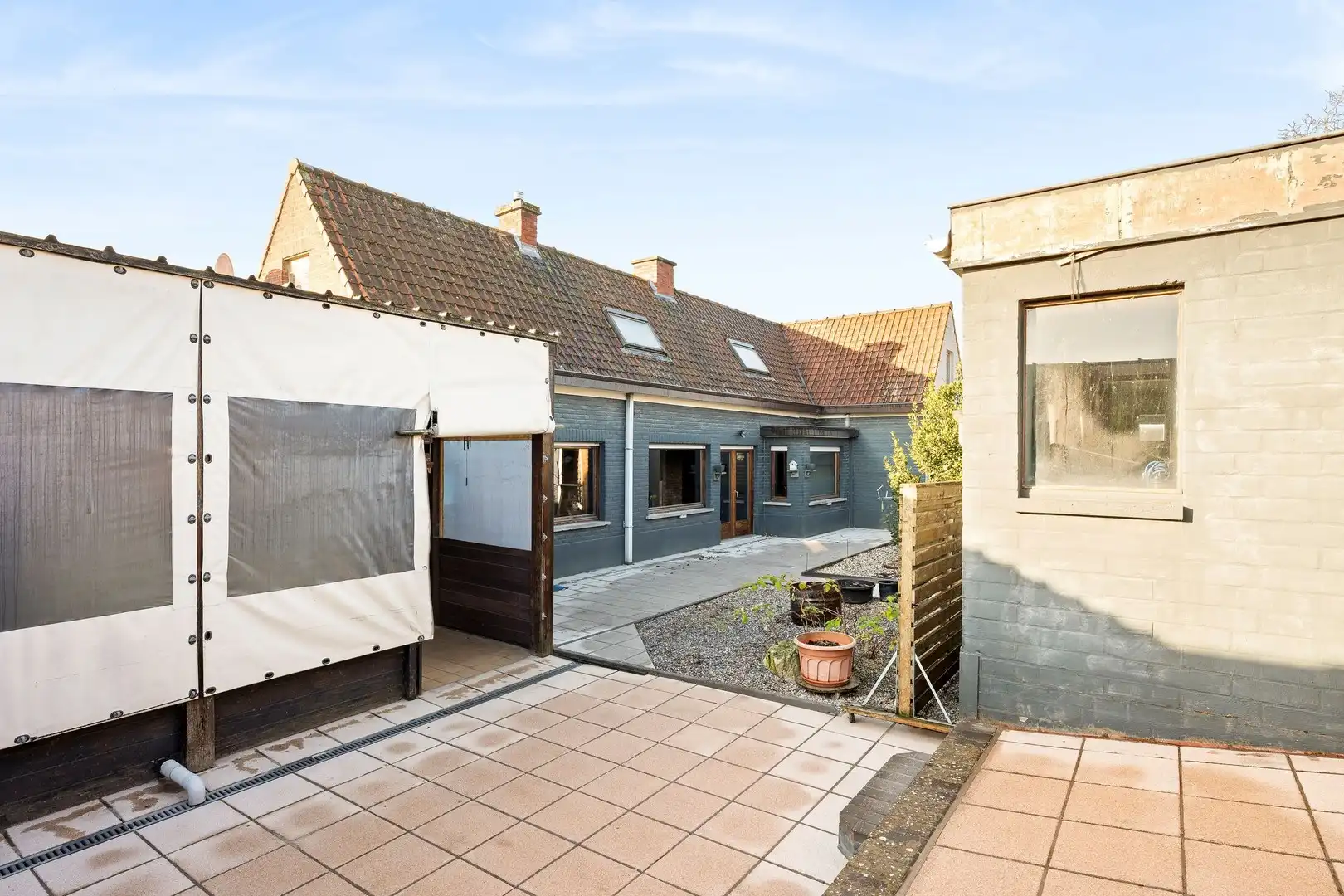 Vrijstaande woning in tweede lijn met 2 kamers op het gelijkvloers en voldoende stockageruimte en gesloten garage van 40m² foto 3