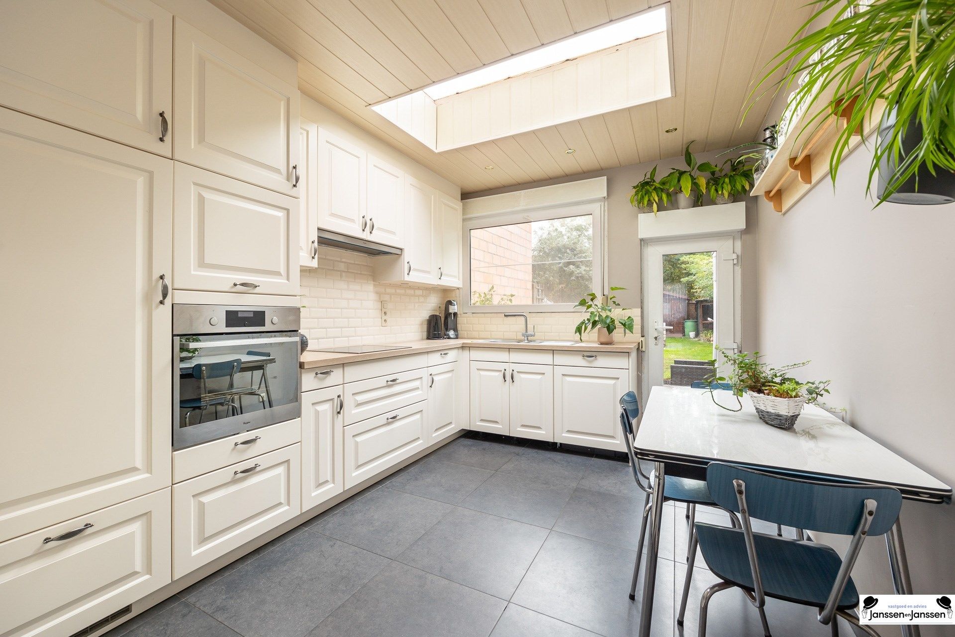 Charmante woning met 3 slaapkamers en gezellige tuin op toplocatie te Merksem foto 3