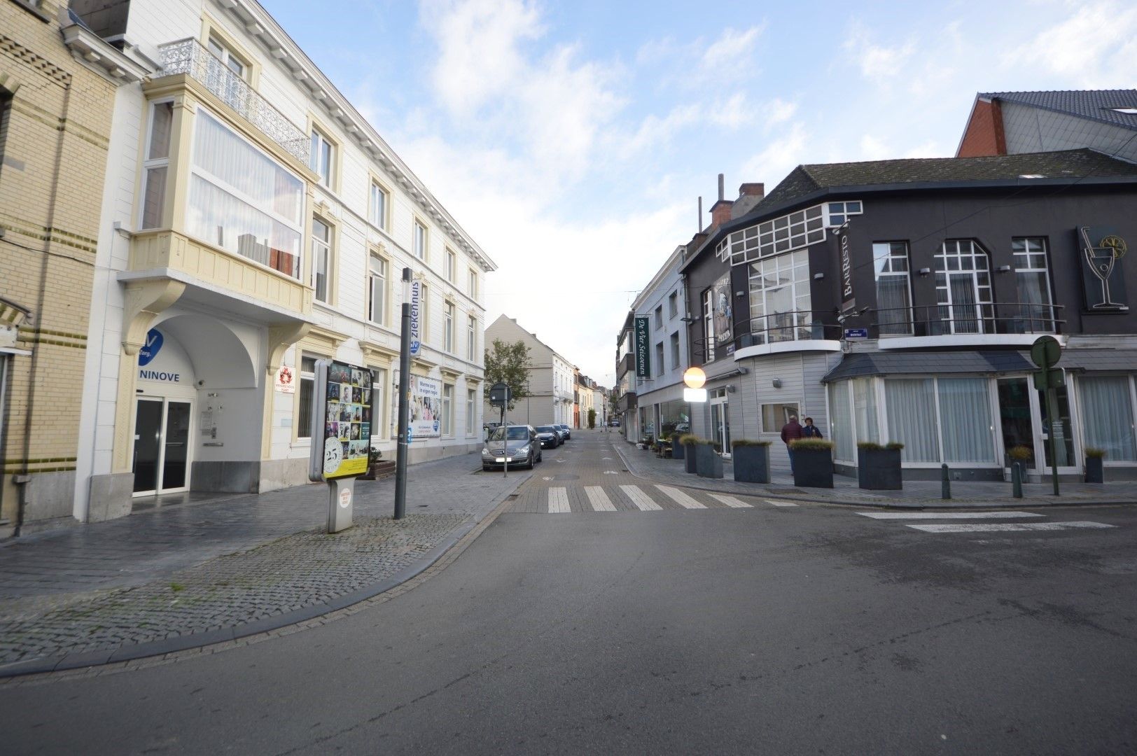 RUIM HANDELSGELIJKVLOERS CENTRUM MET PARKING VOOR DE DEUR foto 17